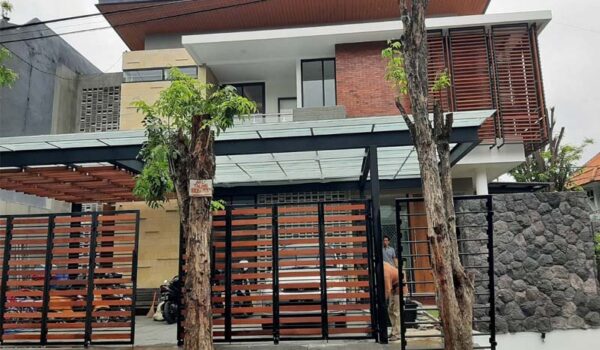 1. Rumah Tenggilis Surabaya